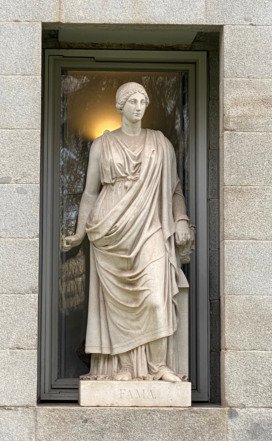 Alegoría de la Fama, en la fachada Oeste del Prado