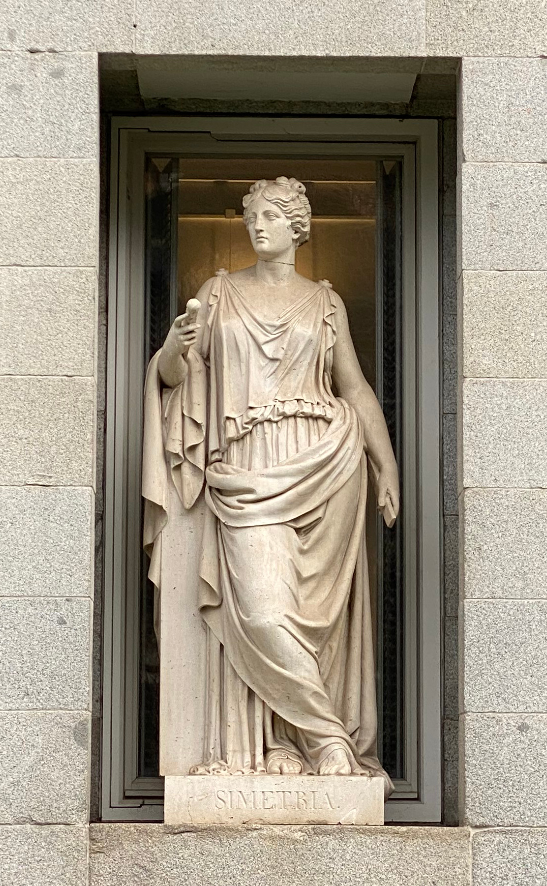 Alegoría de la Simetría, en la fachada Oeste del Prado